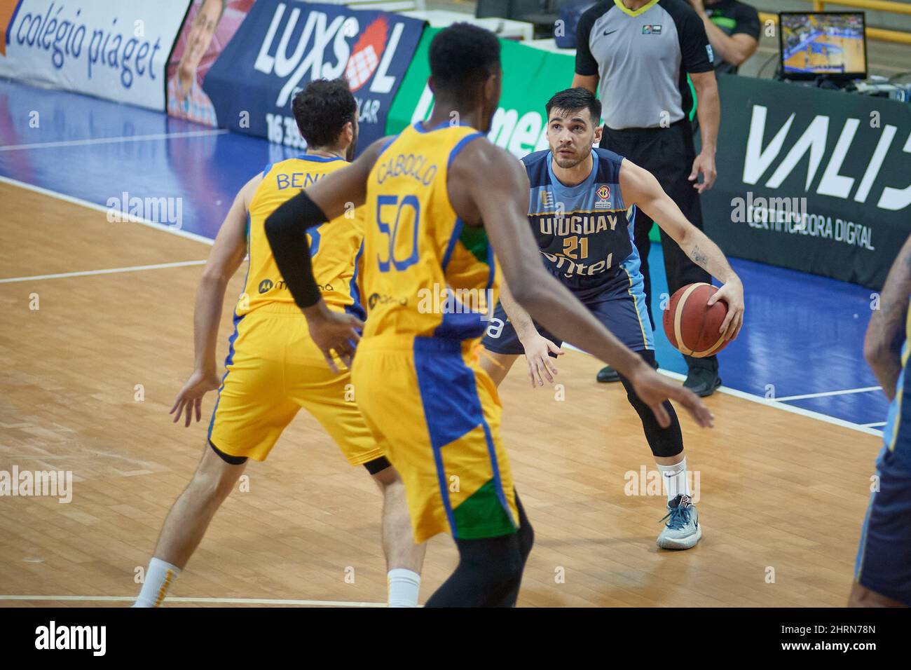 Franca, Brasilien. 25.. Februar 2022. Luciano Parodi (R) aus Uruguay bei einem Spiel zwischen Brasilien und Uruguay für die Qualifikation zur Basketball-Weltmeisterschaft 2023 für Nord- und Südamerika beim Pedro Morilla Fuentes Gymnasium in Franca, Sao Paulo, Brasilien, am 25. Februar, 2022. (Foto: Igor do Vene/Sipa USA) Quelle: SIPA USA/Alamy Live News Stockfoto