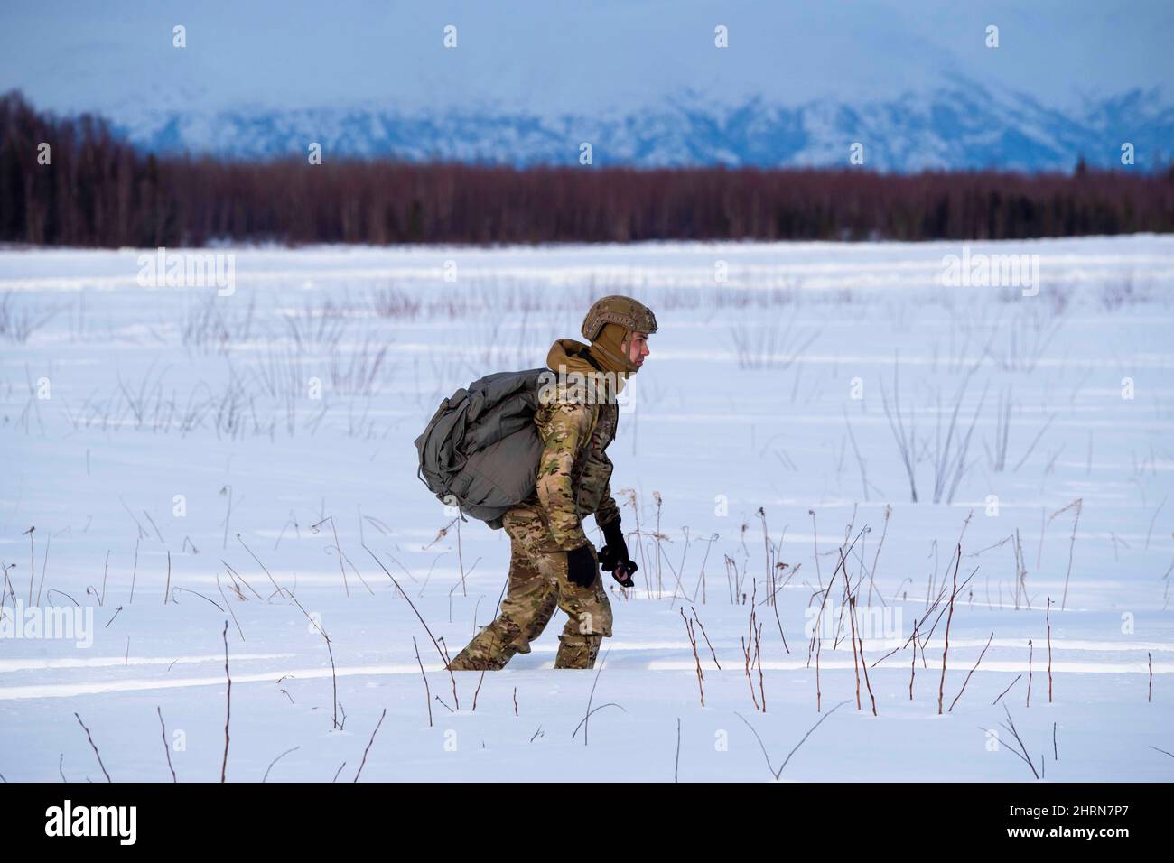 10. Februar 2022 - Joint Base Elmendorf-Richardson, Alaska, USA - Senior Airman der US-Luftwaffe Bryan Guerrero, ein Auszubildender der taktischen Luftkontrollpartei (TACP), der der Abteilung zugewiesen wurde 1, 3. Air Support Operations Squadron verlässt die Malemute Drop Zone, nachdem er am 10. Februar 2022 eine Flugausbildung bei Joint Base Elmendorf-Richardson, Alaska, absolviert hat. Air Force Special Warfare Airmen und Alaska Army National Guardsmen vom 207. Aviation Truppenkommando führten das Training durch, um Fähigkeiten in der Luft und zur Einsatzbereitschaft in einer arktischen Umgebung zu demonstrieren. (Bild: © US Air Force/ZUMA Press Wire Ser Stockfoto