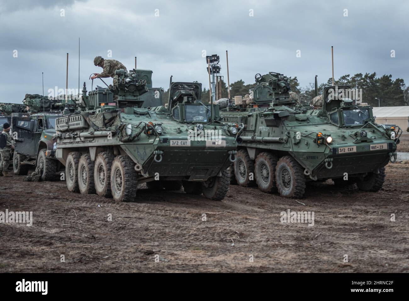 Ein US-Armeesoldat, der 3. Squadron, 2D Cavalry Regiment, zugewiesen wurde, bereitet sich auf einen taktischen straßenmarsch am 22. Februar 2022 vor. 2CR führt einen taktischen wintermarsch über 1500 km von Deutschland nach Lettland durch, um seine Fähigkeit zum Einsatz in einem strengen Umfeld zu demonstrieren, multinationale Beziehungen zu fördern und die Interoperabilität mit seinen NATO-Alliierten und Partnern zu erhöhen. (USA Armeefoto von CPL. Uriel Ramirez.) Stockfoto