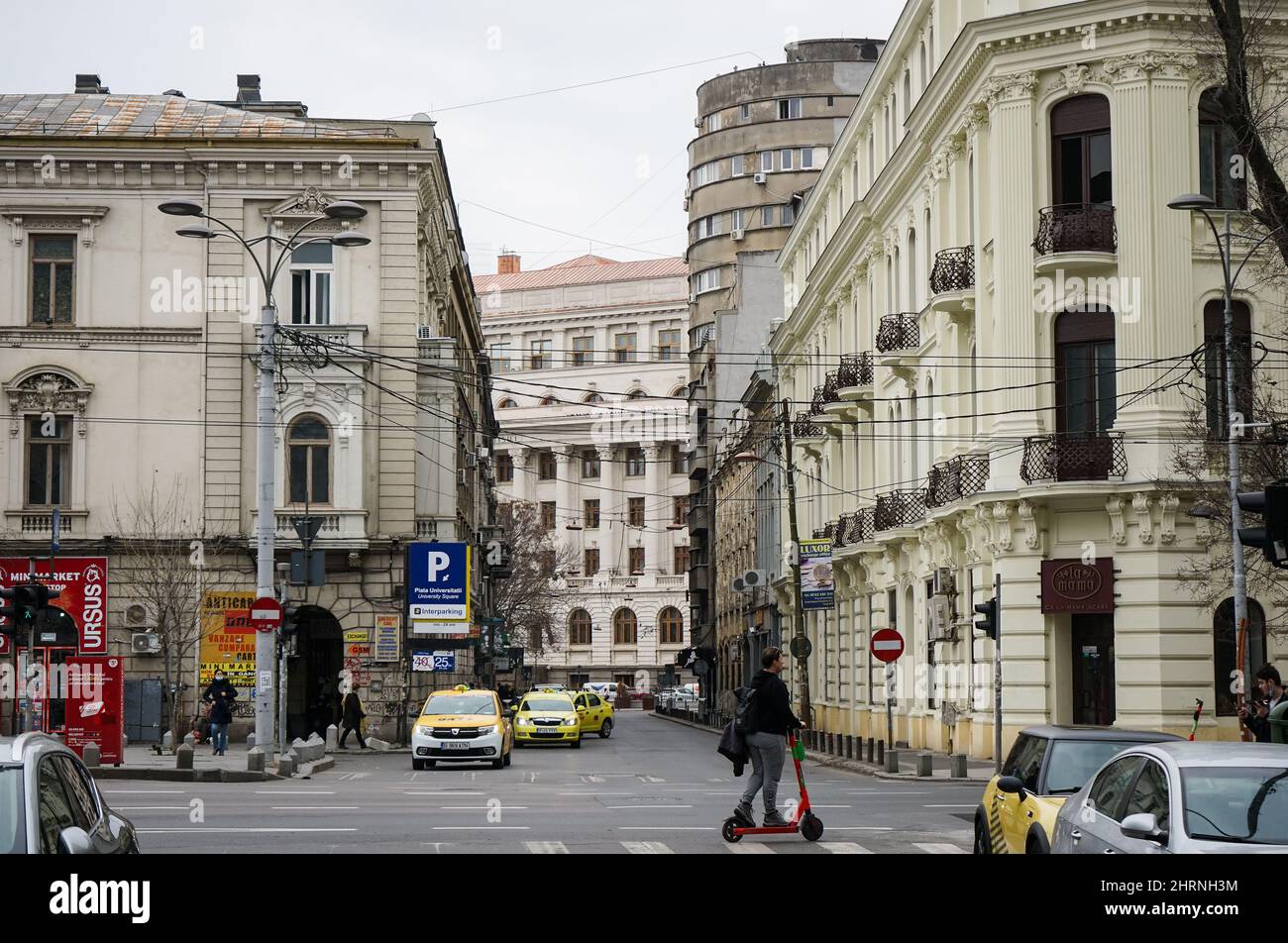 Bukarest, Rumänien - 23. Februar 2022: Alte Häuser mit schöner Architektur in der Academiei Street. Auf der linken Seite ist das ehemalige Haus der Oppler Brauerei, Stockfoto