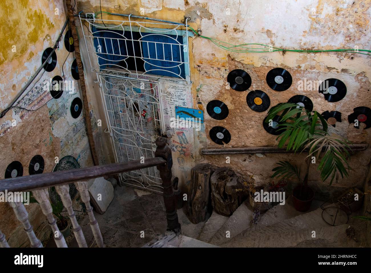 Artwork verschiedener Albumcovers auf der Vorderseite eines Hauses mit einem weißen Eisenfenster in Havanna, Kuba. Stockfoto