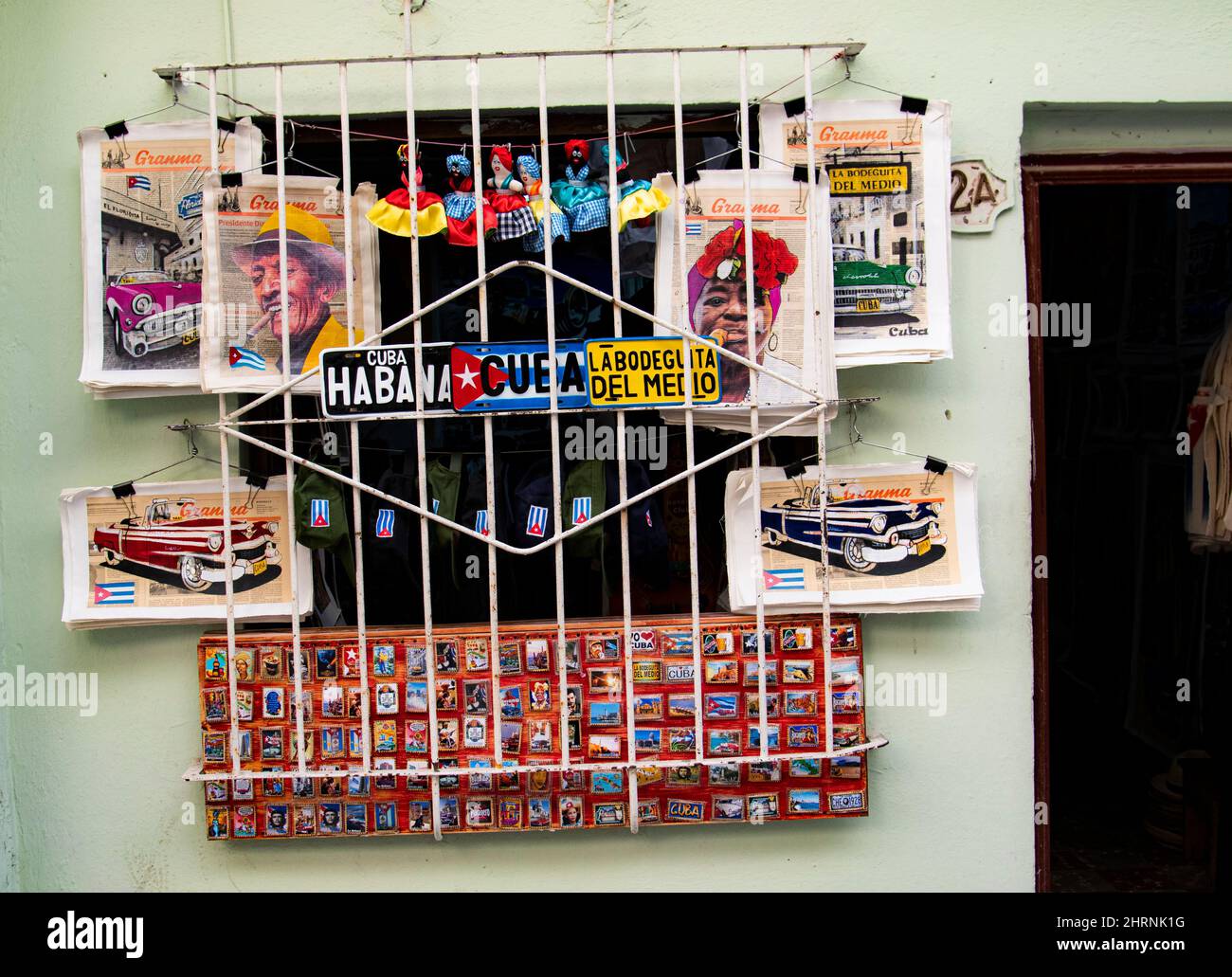 Im Geschäft in Havanna, Kuba, kann man sich mit einem weißen Rotbügelfenster für Touristen bis zu Souvenir-Artikeln einkaufen. Stockfoto