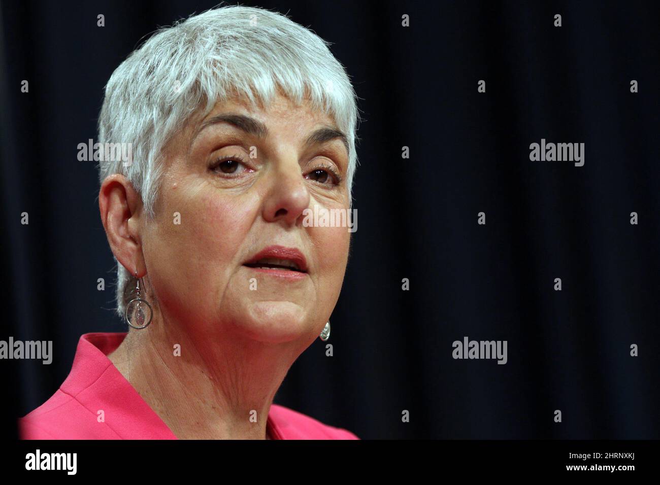 Die Finanzministerin von B.C. Carole James spricht auf einer Pressekonferenz auf der B.C. Legislature in Victoria am 18. Juli 2019. Die Regierung von British Columbia wird voraussichtlich heute einen aktuellen Finanzbericht darüber geben, wie die COVID-19-Pandemie ihre Bewohner, Unternehmen und die Wirtschaft betroffen hat.DIE KANADISCHE PRESSE/Chad Hipolito Stockfoto