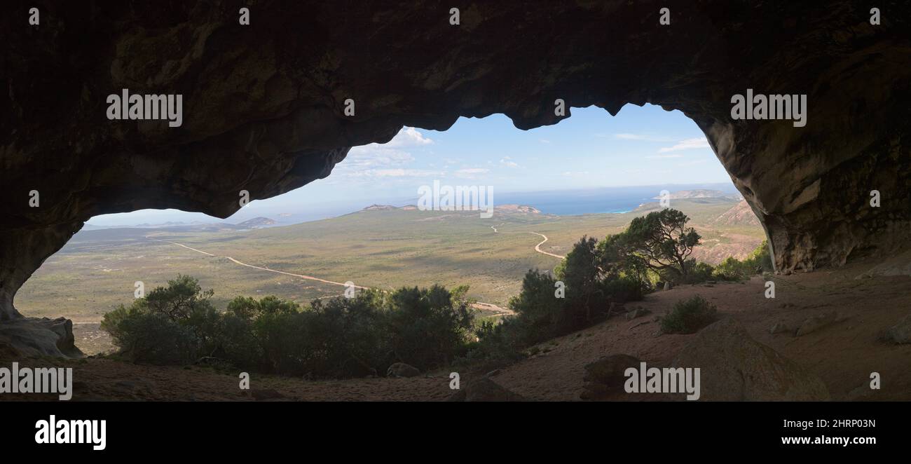 Panorama des Outback Australien und verlassene Straßen mit Blick auf spektakuläre Küste von innen Höhle auf Frenchman Peak in der Nähe Esperance Bay in Western Au Stockfoto