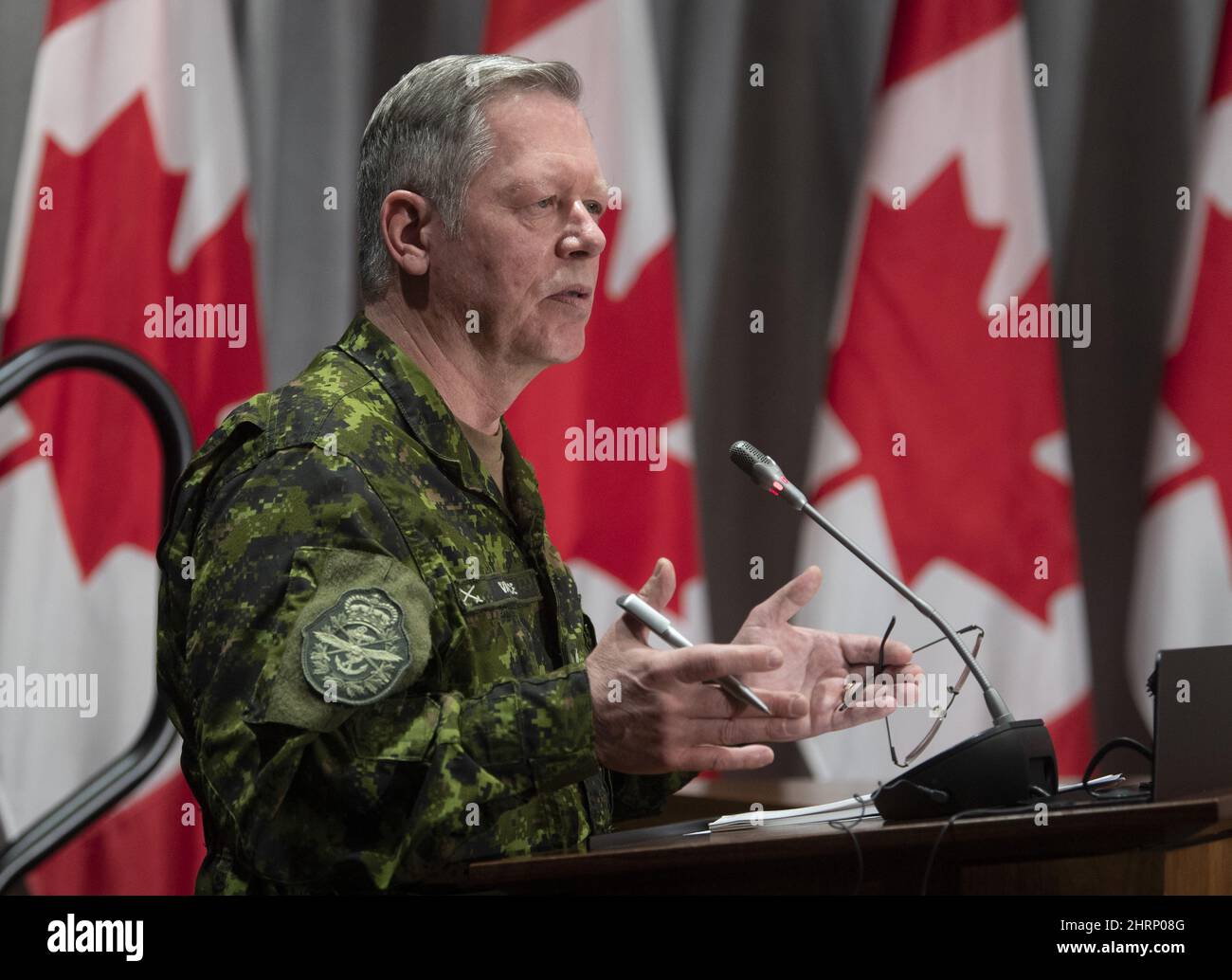 Jonathan Vance, Stabschef der Verteidigung, beantwortet eine Frage