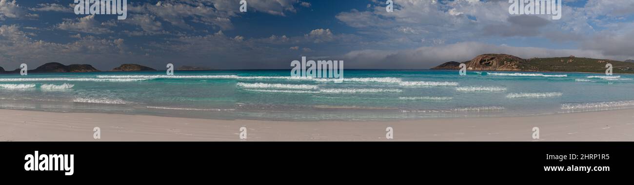 Panorama des sonnigen und idyllischen weißen Sandstrands ohne Menschen und Wellen in Esperance Bay, Westaustralien. Stockfoto