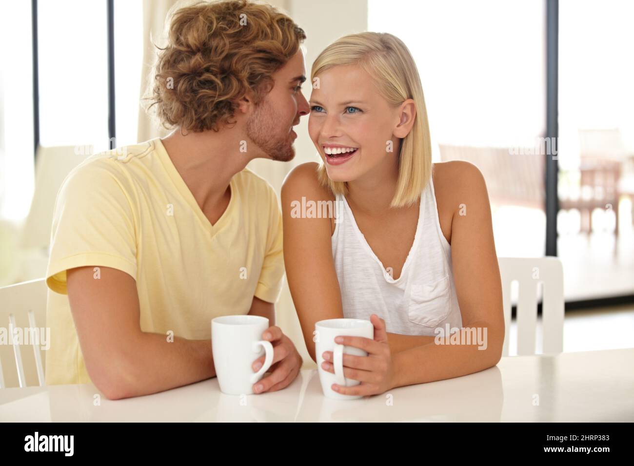 Morgenmomente für Erinnerungen. Porträt eines Paares, das zusammen sitzt und eine Tasse Kaffee genießt. Stockfoto