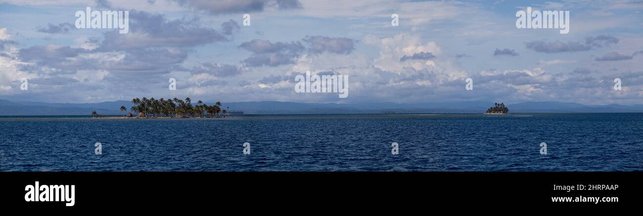 Panorama auf die sonnigen und idyllischen San Blas Inseln mit Palmen und ohne Menschen, die ein einsames Inselparadies zwischen Kolumbien und Panama bilden. Stockfoto