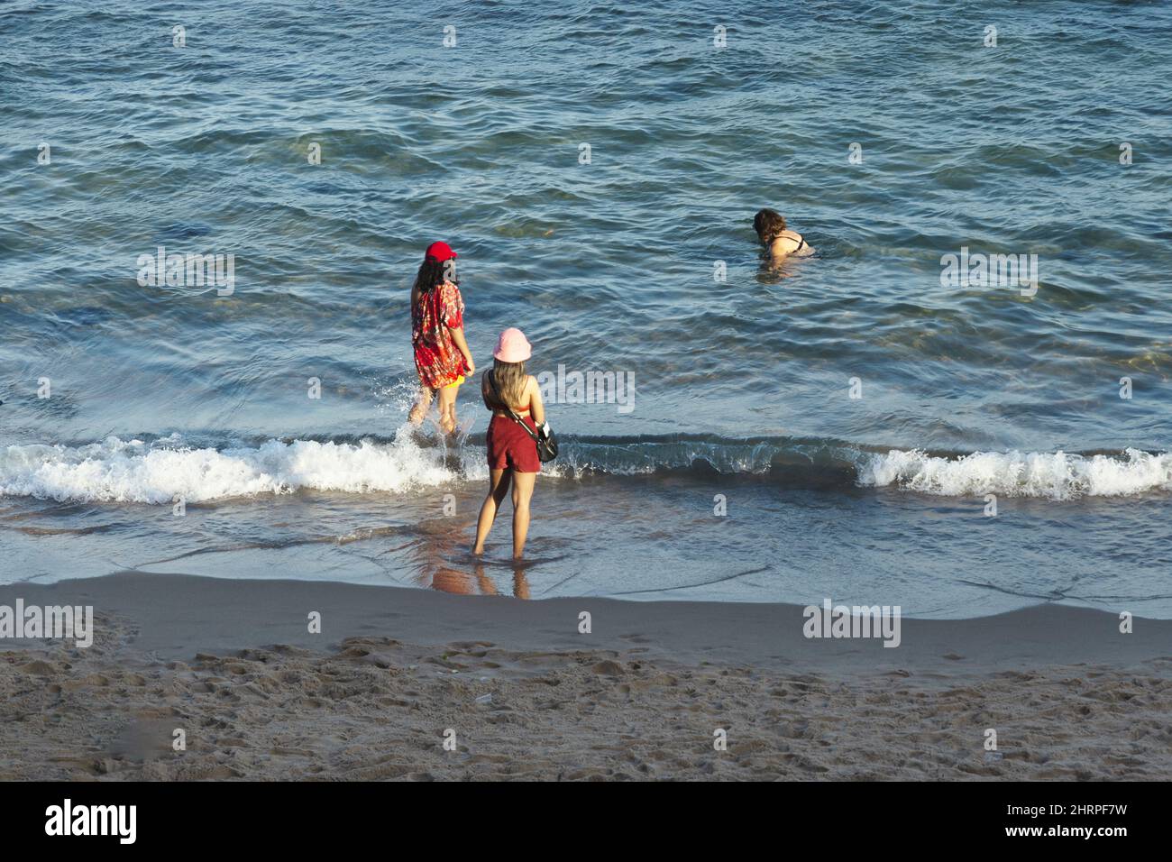 Menschen im Wasser am Strand von Farol da Barra, Brasilien beim Baden Stockfoto