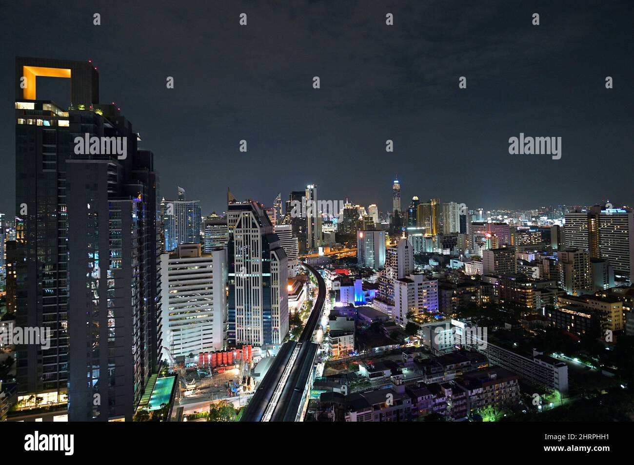 Bangkok City Nightscape mit Nana BTS Bahnhof und nordwärts Sukhumvit Linie im Vordergrund, Jul 2019 Stockfoto