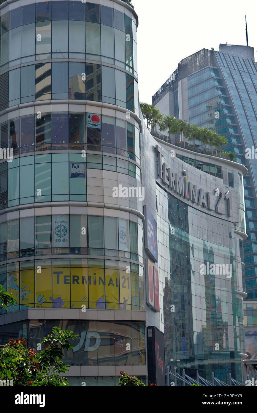 Gebogene Glasfassade des Einkaufszentrums Terminal 21, einem beliebten Einkaufsziel in Sukhumvit, Bangkok Stockfoto