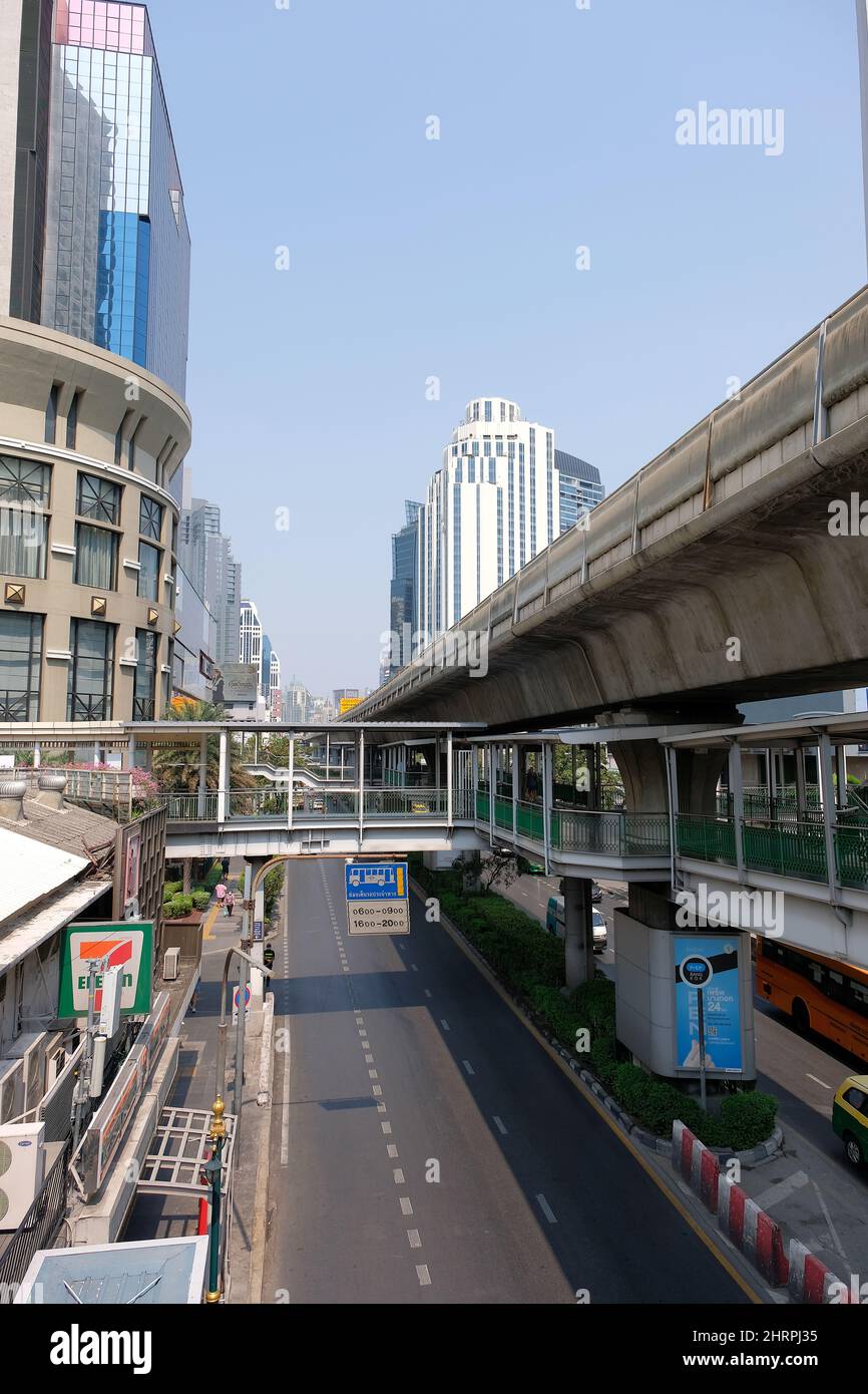 Blick auf die Verbindungsbrücken und die erste erhöhte Ebene des BTS-Bahnhofs Asok, wobei die Plattform über dem Gebäude läuft Stockfoto