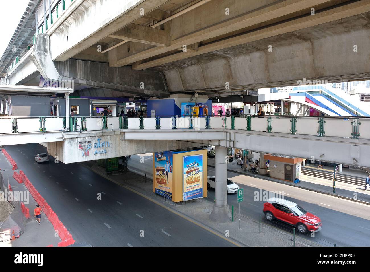 Blick auf die Verbindungsbrücken und die erste erhöhte Ebene des BTS-Bahnhofs Asok, wobei die Plattform über dem Gebäude läuft Stockfoto