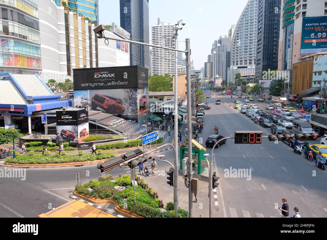 14 Mär 20 Bangkok: Verkehr in südlicher Richtung entlang der Asok Montri Road an der Kreuzung Asok, mit dem Einkaufszentrum Terminal 21 und dem Eingang zur MRT-Station Sukhumvit Stockfoto