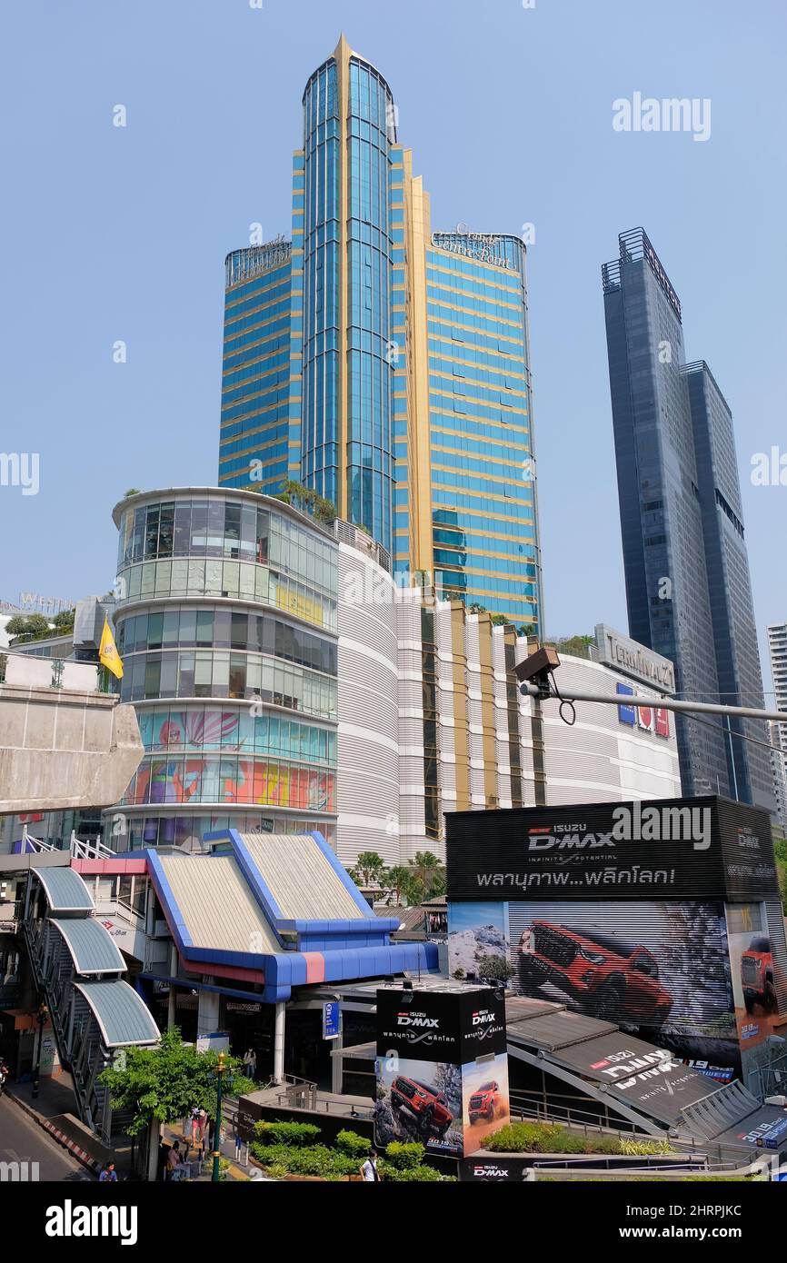 Fassade des Terminals 21 Asok Mall mit angrenzendem Grande Center Point Hotel, Watthana District, an der Kreuzung der Straßen Sukhumvit und Asok Montri Stockfoto