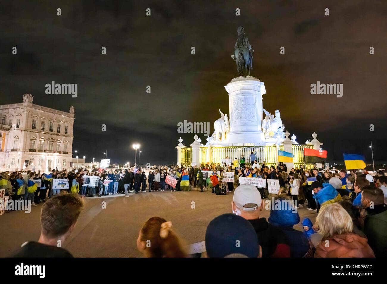 Lissabon, Portugal. 25.. Februar 2022. Hunderte von Demonstranten hielten in Praça de Comercio eine Kundgebung ab, um gegen die russische Invasion und die Kriegspolitik von Präsident Putin gegen das ukrainische Volk zu protestieren. Kredit: SOPA Images Limited/Alamy Live Nachrichten Stockfoto