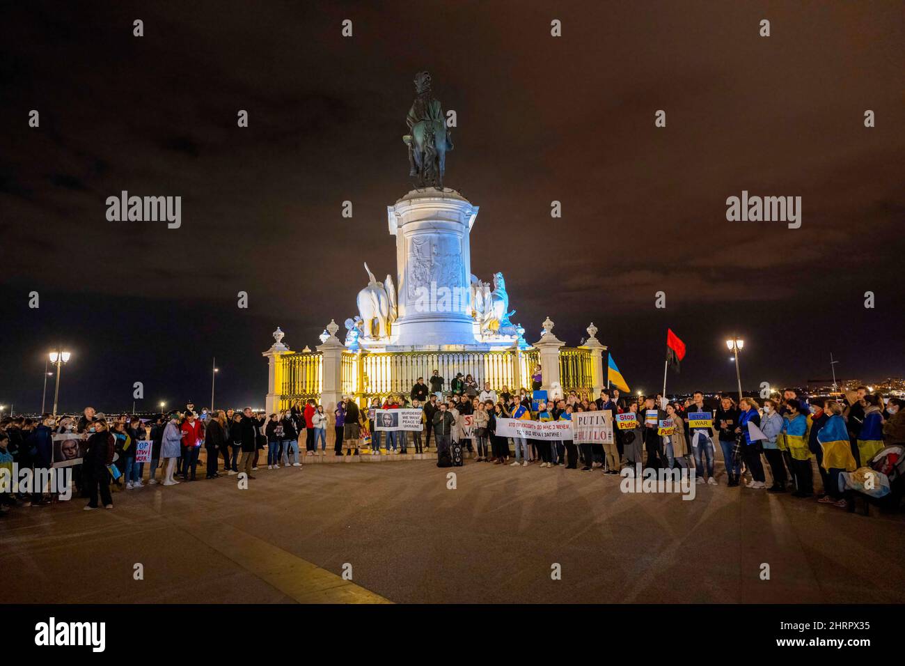 Lissabon, Portugal. 25.. Februar 2022. Hunderte von Demonstranten hielten in Praça de Comercio eine Kundgebung ab, um gegen die russische Invasion und die Kriegspolitik von Präsident Putin gegen das ukrainische Volk zu protestieren. Kredit: SOPA Images Limited/Alamy Live Nachrichten Stockfoto