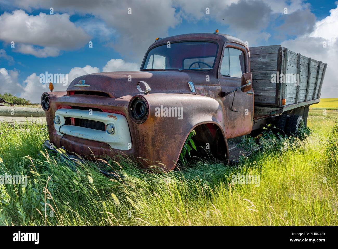 Verlassene rote vintage zwei Tonnen Getreide LKW auf den Prärien in Saskatchewan Stockfoto