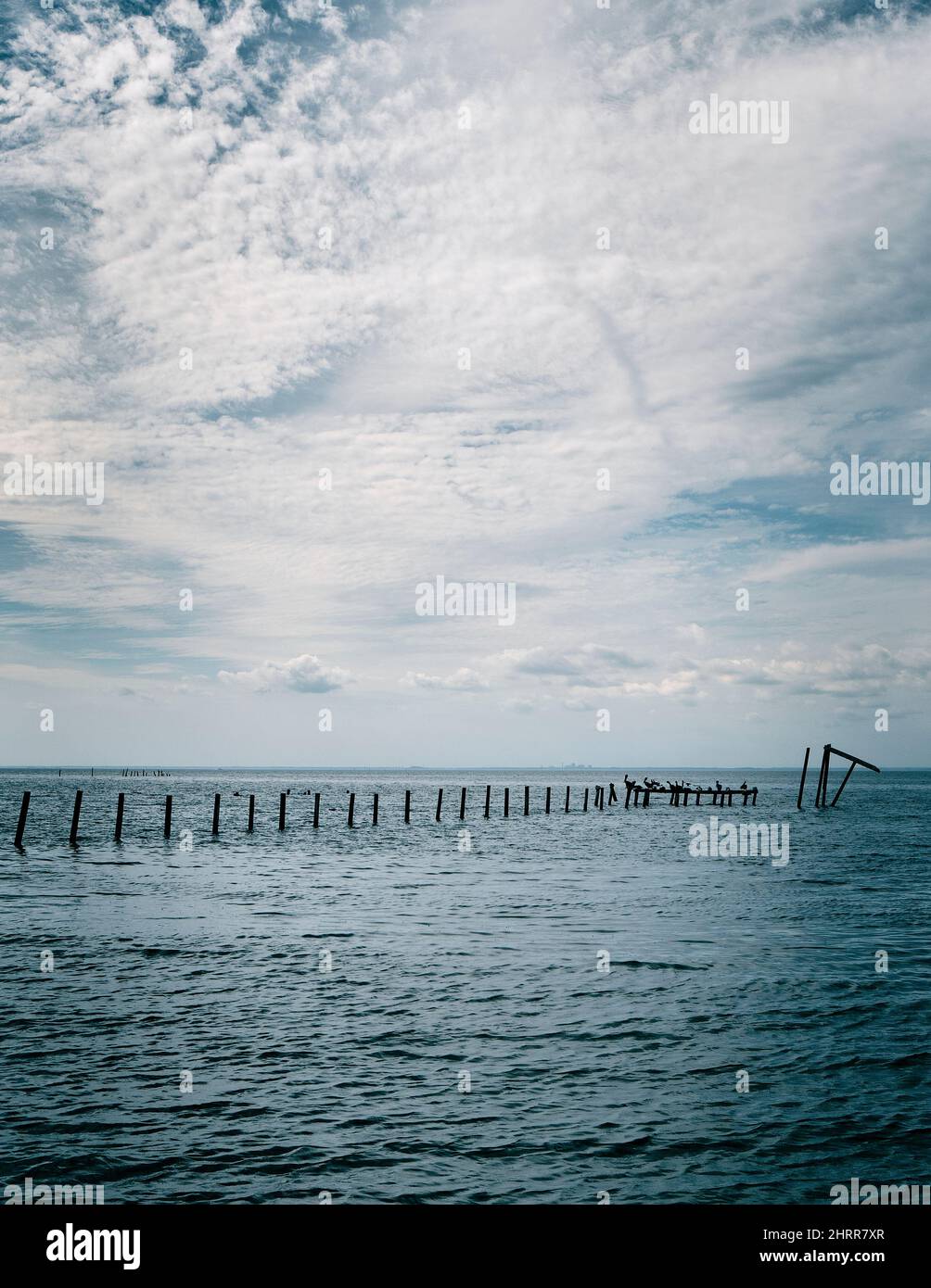 Zerbrochene Pier-Pfeiler, die von Daphne in South Alabama auf der East Bay-Seite in die Mobile Bay gelangen. Stockfoto