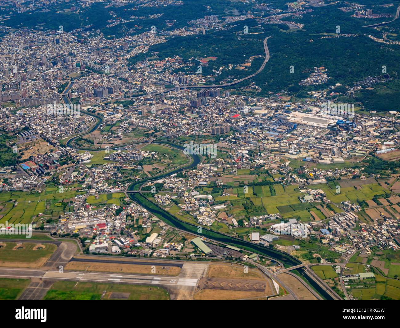 Sonnige Luftaufnahme des Militärflugstützpunktes in der Stadt Hsinchu bei Taiwan Stockfoto