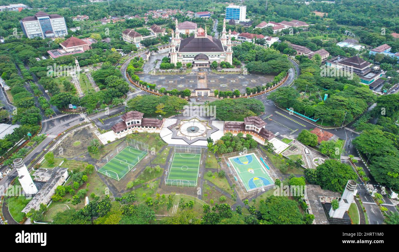 Luftaufnahme der Al Bantani Moschee in serang. Draufsicht auf den Moscheewald. Banten, Indonesien, 26. Februar 2022 Stockfoto