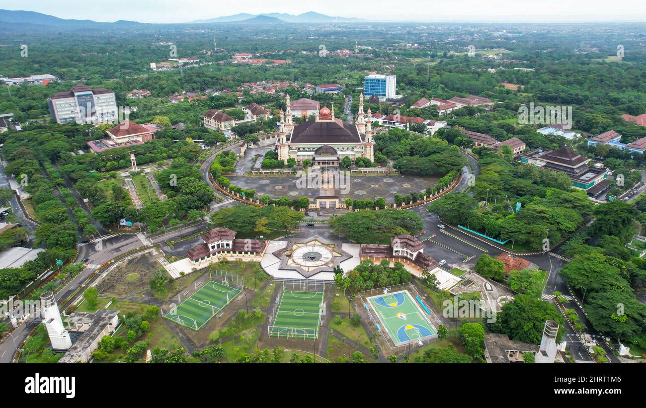 Luftaufnahme der Al Bantani Moschee in serang. Draufsicht auf den Moscheewald. Banten, Indonesien, 26. Februar 2022 Stockfoto