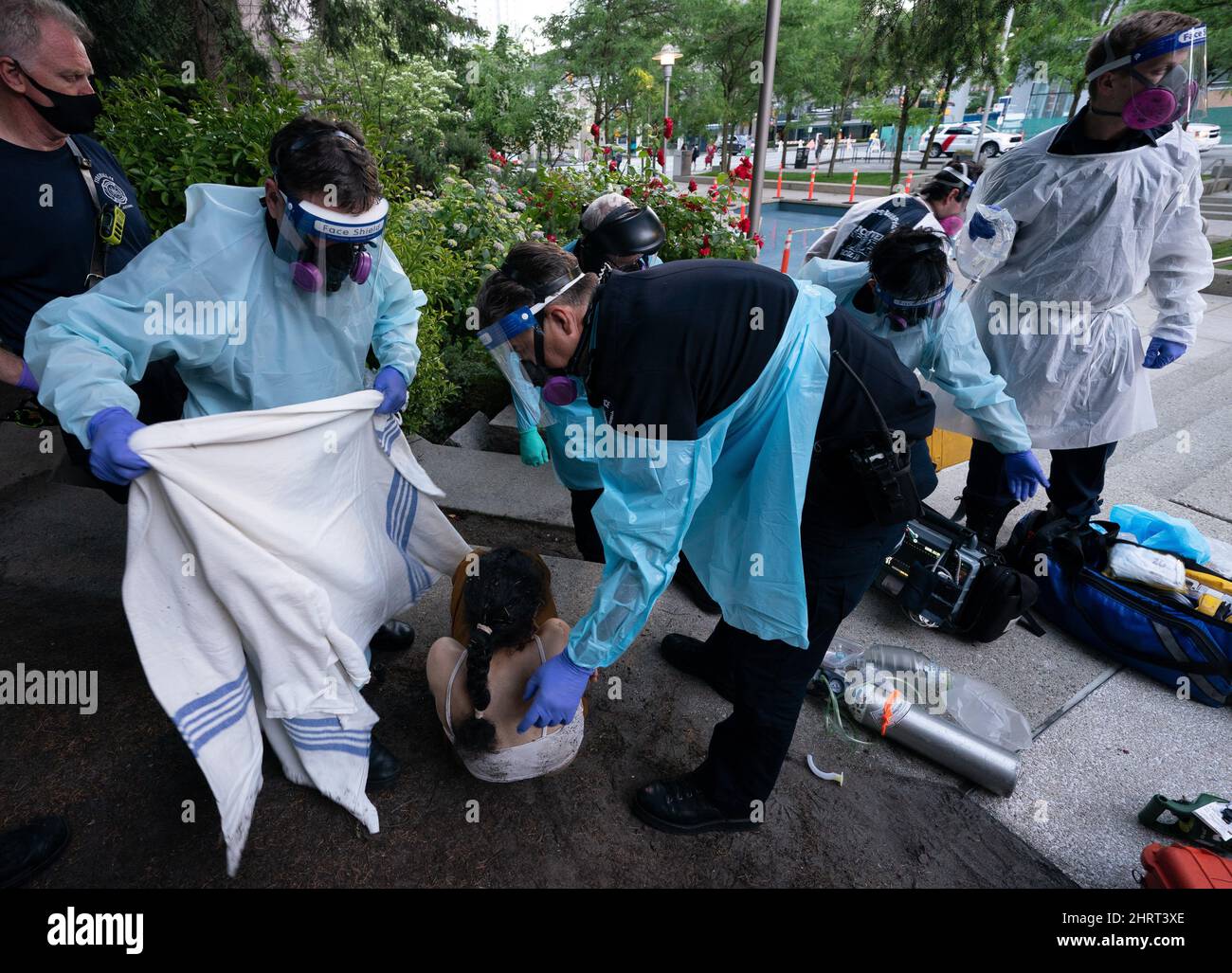 Der Sanitäter-Spezialist David Hilder aus B.C. Ambulance versucht, mit ...