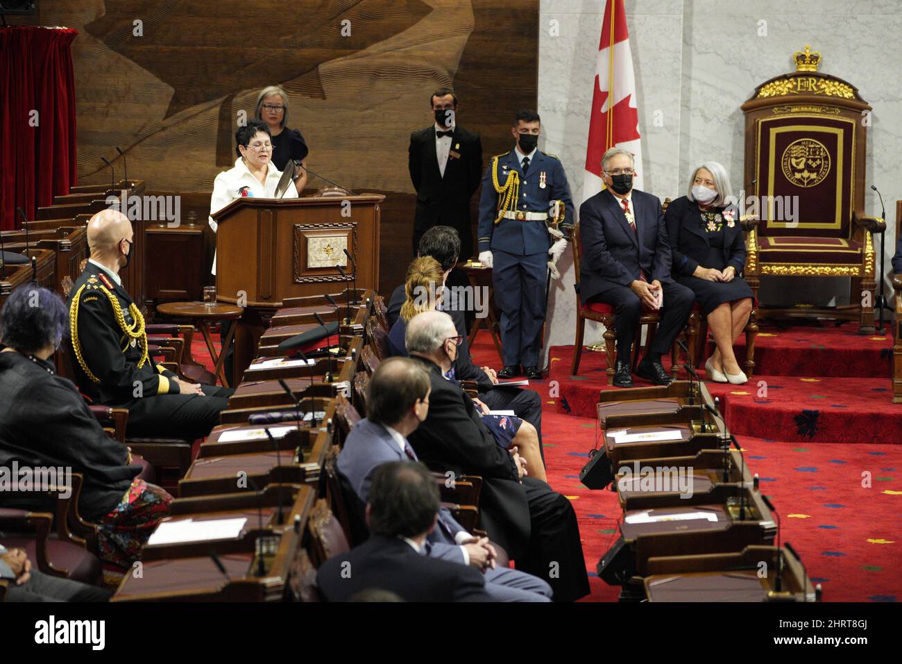Elder Claudette Commanda (oben links) spricht während der Installation von Mary Simon (oben rechts) als Generalgouverneur von Kanada am Montag, den 26. Juli 2021 in Ottawa. DIE KANADISCHE PRESSE/Paul Chiasson Stockfoto