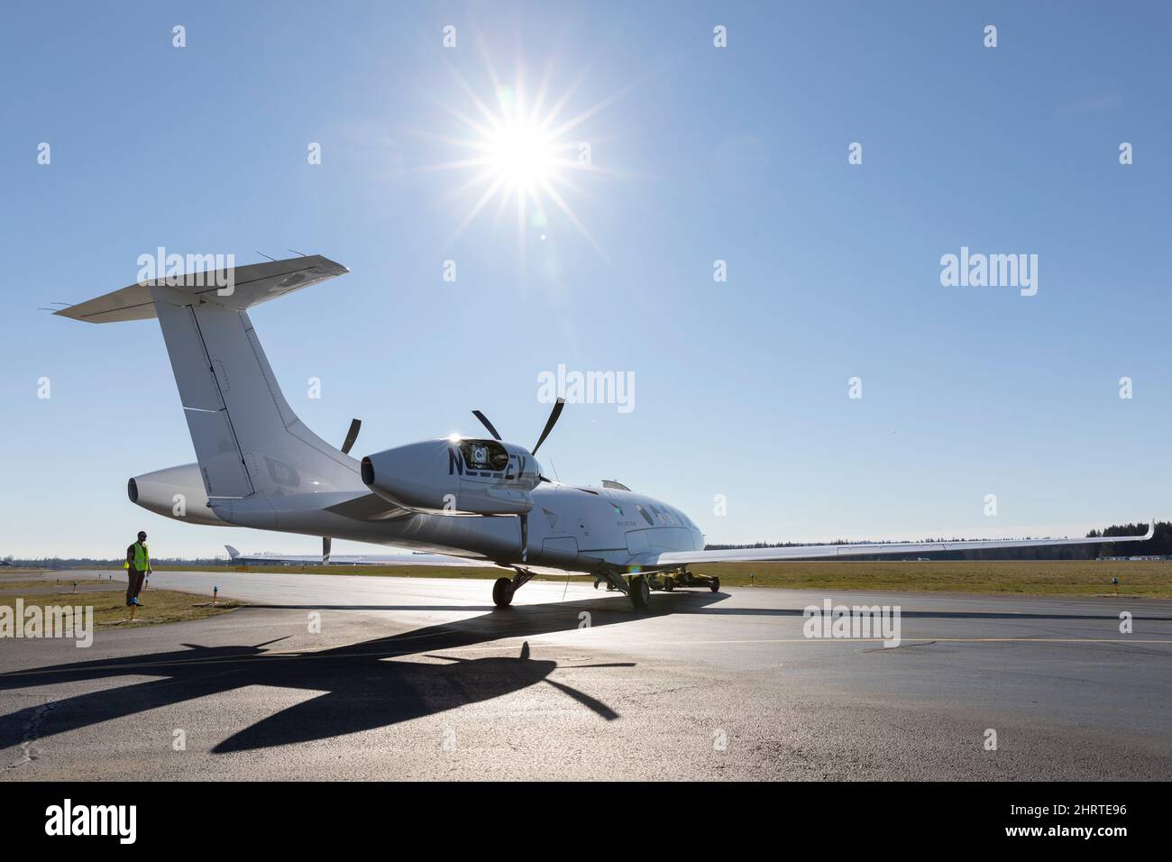 Arlington, Washington, USA. 25.. Februar 2022. Mitglieder der Bodencrew bereiten den Prototyp des vollständig elektrischen Flugzeugs Alice für einen Taxistest im Eviation-Hauptquartier im städtischen Flughafen Arlington vor. Eviation erwartet, dass Alice in den kommenden Wochen den ersten Flug antreten wird, bis weitere Vorbereitungen für Taxis und Flugtests anstehen. Quelle: Paul Christian Gordon/Alamy Live News Stockfoto