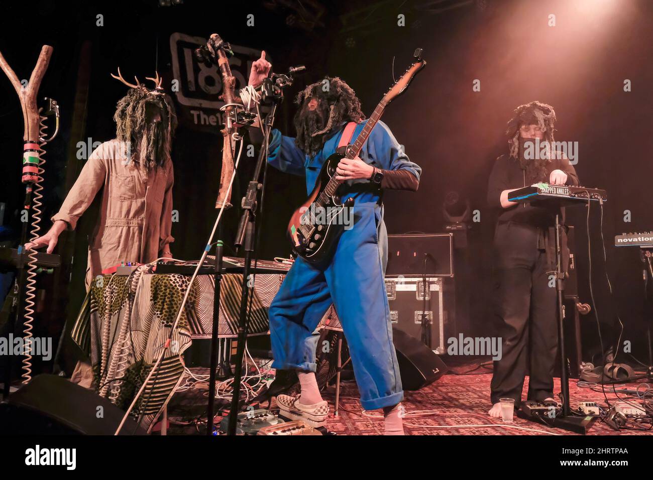 (L-R) Michael 'Mikey' Chestnutt, Patrick 'Paddy' Austin und Peter Ashtray mit der britischen Post-Punk-Indie-Gruppe schnappten Knöchel, die sich inkognito in Tarnanzüge kleiden und sich selbst als 'Waldvolk' bezeichnen, die live auf der Bühne mit Hirschgeweihen auftreten Stockfoto