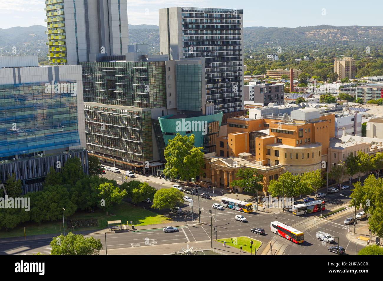 Adelaide, Australien, vom Victoria Square aus gesehen, mit dem Adelaide Magistrates Court im Vordergrund und den Mount Lofty Ranges im Hintergrund. Stockfoto