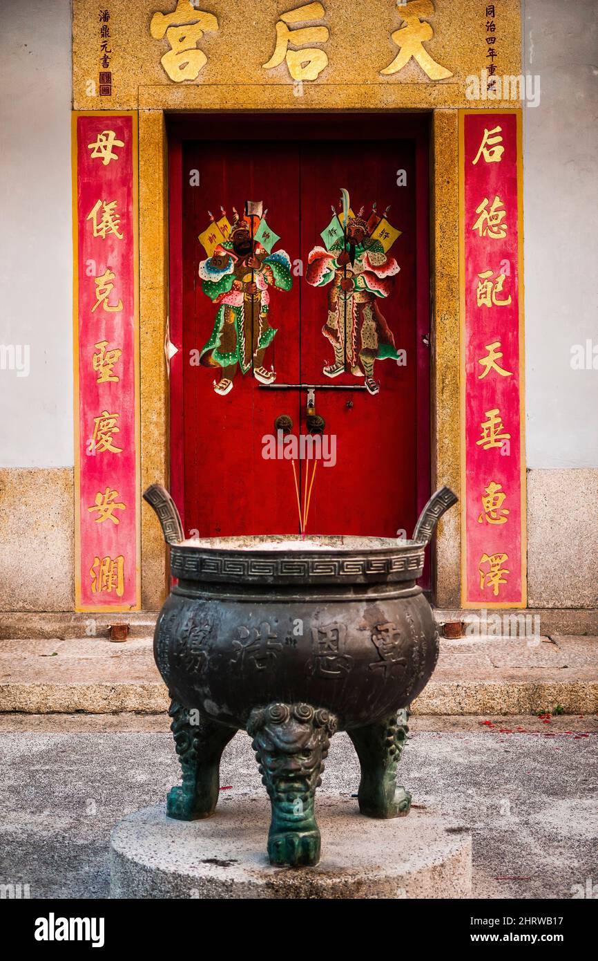 Der Eingang des Tin Hau Tempels in der Chung hing Street, Cheung Chau, einer abgelegenen Insel der New Territories von Hongkong Stockfoto