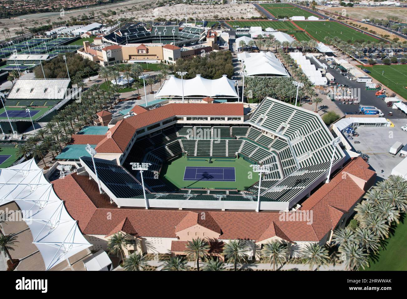 Eine Luftaufnahme des Stadions 2 (Vordergrund) und des Stadions 1 im Indian Wells Tennis Garden, Freitag, 25. Februar 2022, in Indian Wells, Calif. Die Anlage Stockfoto