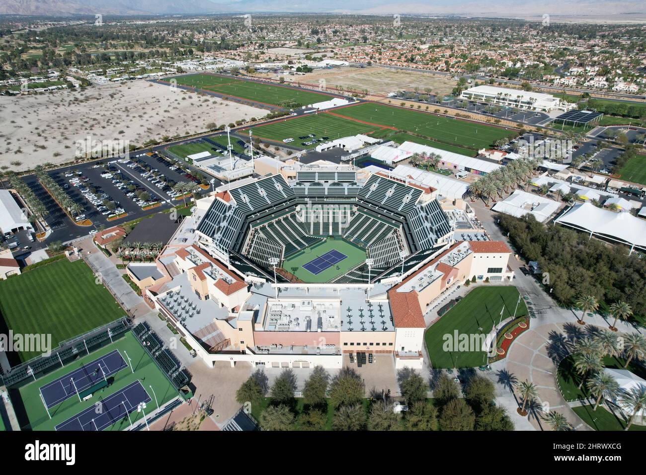 Eine Luftaufnahme des Stadions 1 im Indian Wells Tennis Garden, Freitag, 25. Februar 2022, in Indian Wells, Calif. Die Einrichtung ist der Standort des BNP Pari Stockfoto