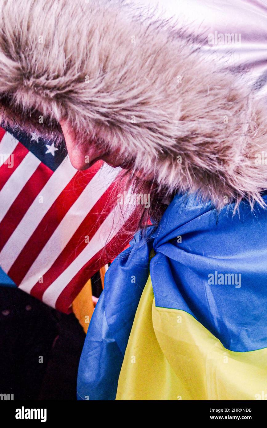 New York, USA. 25.. Februar 2022. Hunderte von Ukrainern gingen auf den Times Square, um gegen die russische Invasion in der Ukraine zu protestieren und eine Protestkundgebung zu begrüßen, die in Brooklyn begann, New York und endete auf dem Platz.Zusammen skandierten sie unter anderem "Stoppt Putins Krieg" und "schützt Ukrainian Skies".viele fürchten das Unbekannte und das Schlimmste, während Angriffe und Chaos die Ukraine immer noch rätseln. (Bild: © Bianca Otero/ZUMA Press Wire) Stockfoto