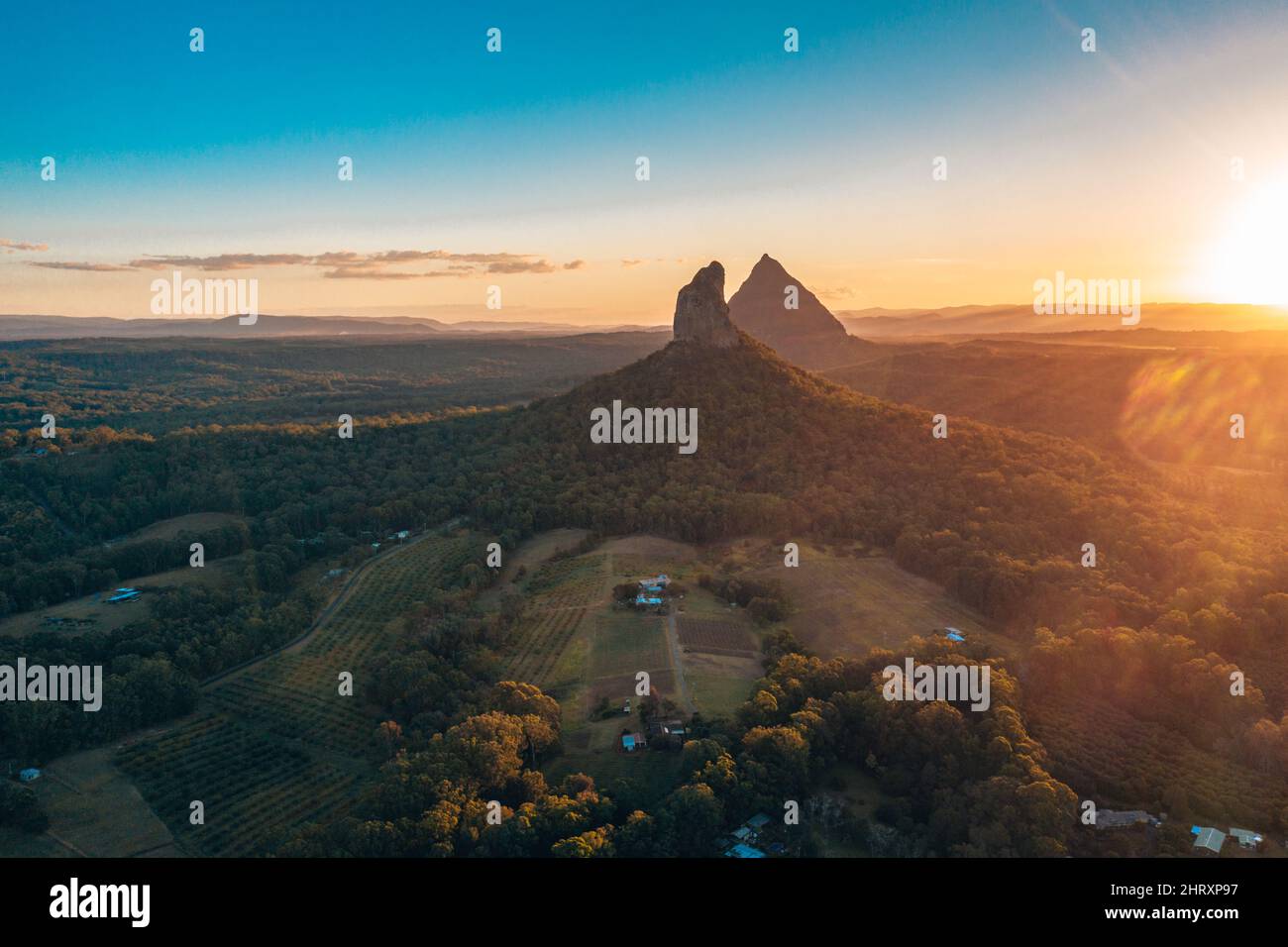 Sonnenuntergang über den Glasshouse Mountains in Australien Stockfoto