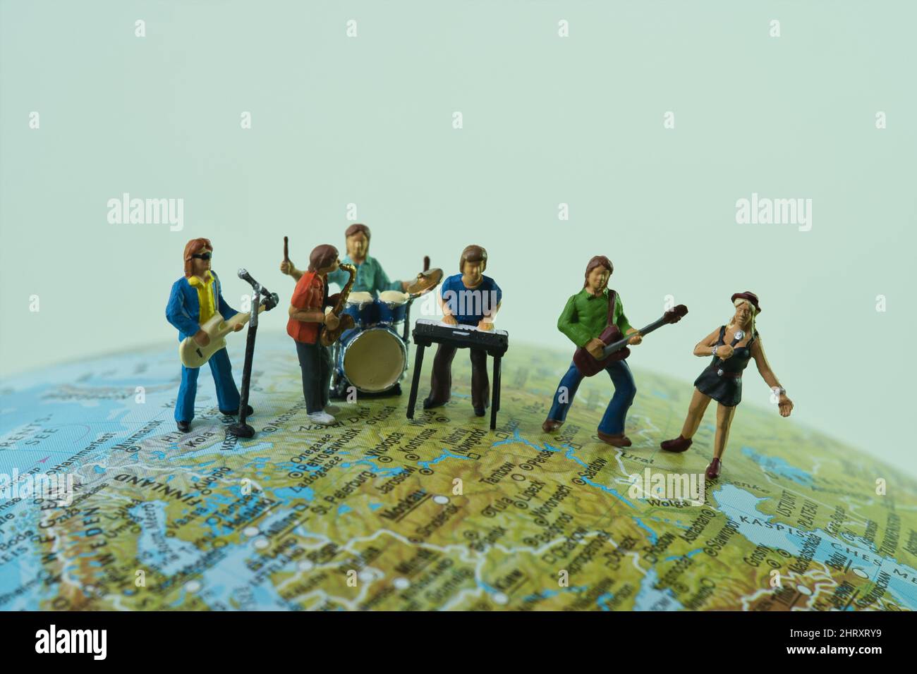 Eine Miniatur-Musikgruppe macht Musik auf einem Globus in der Region Osteuropa, Stockfoto