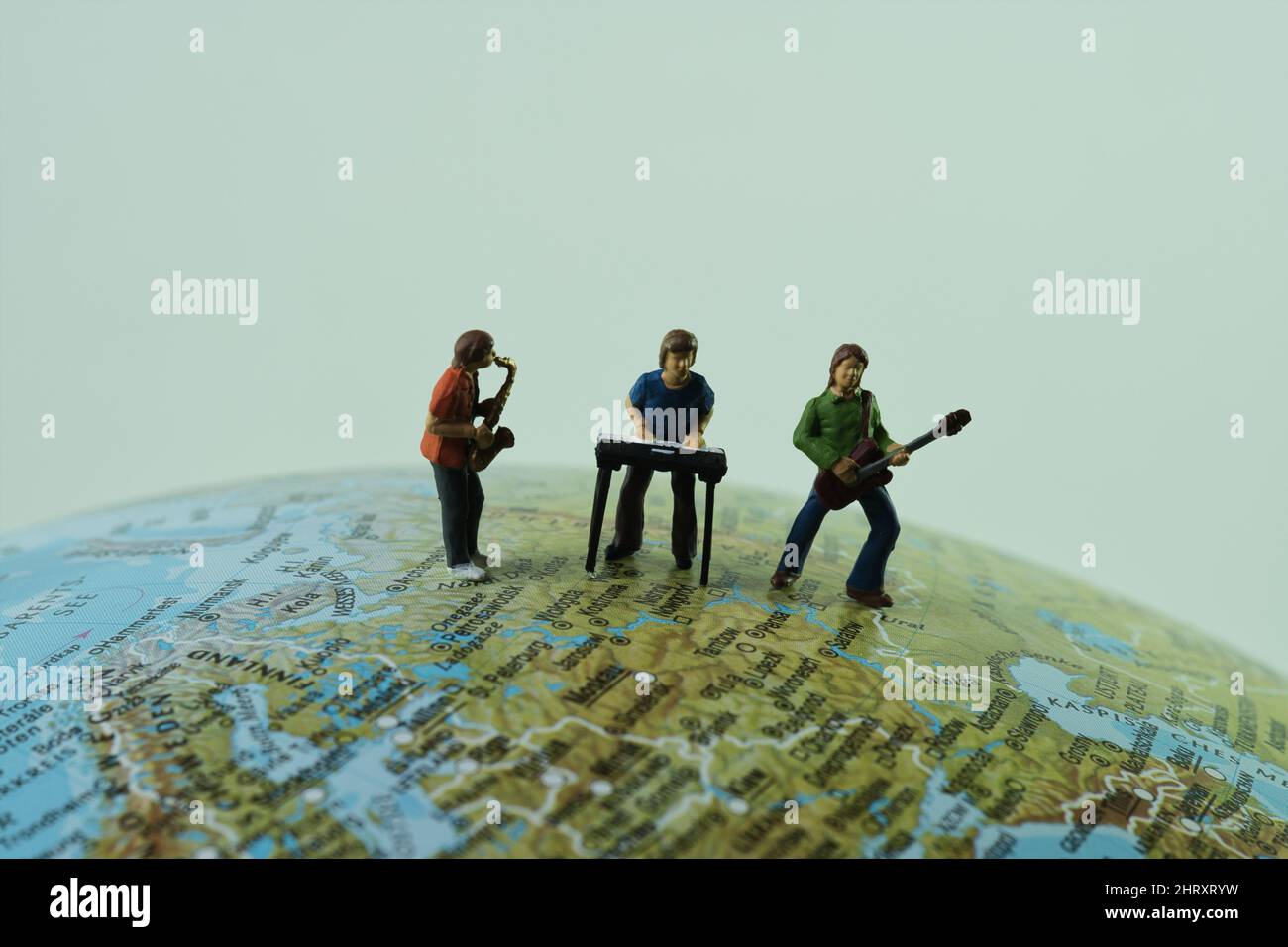 Eine kleine Mini-Musikgruppe macht Musik auf einem Globus in der Region Osteuropa Stockfoto