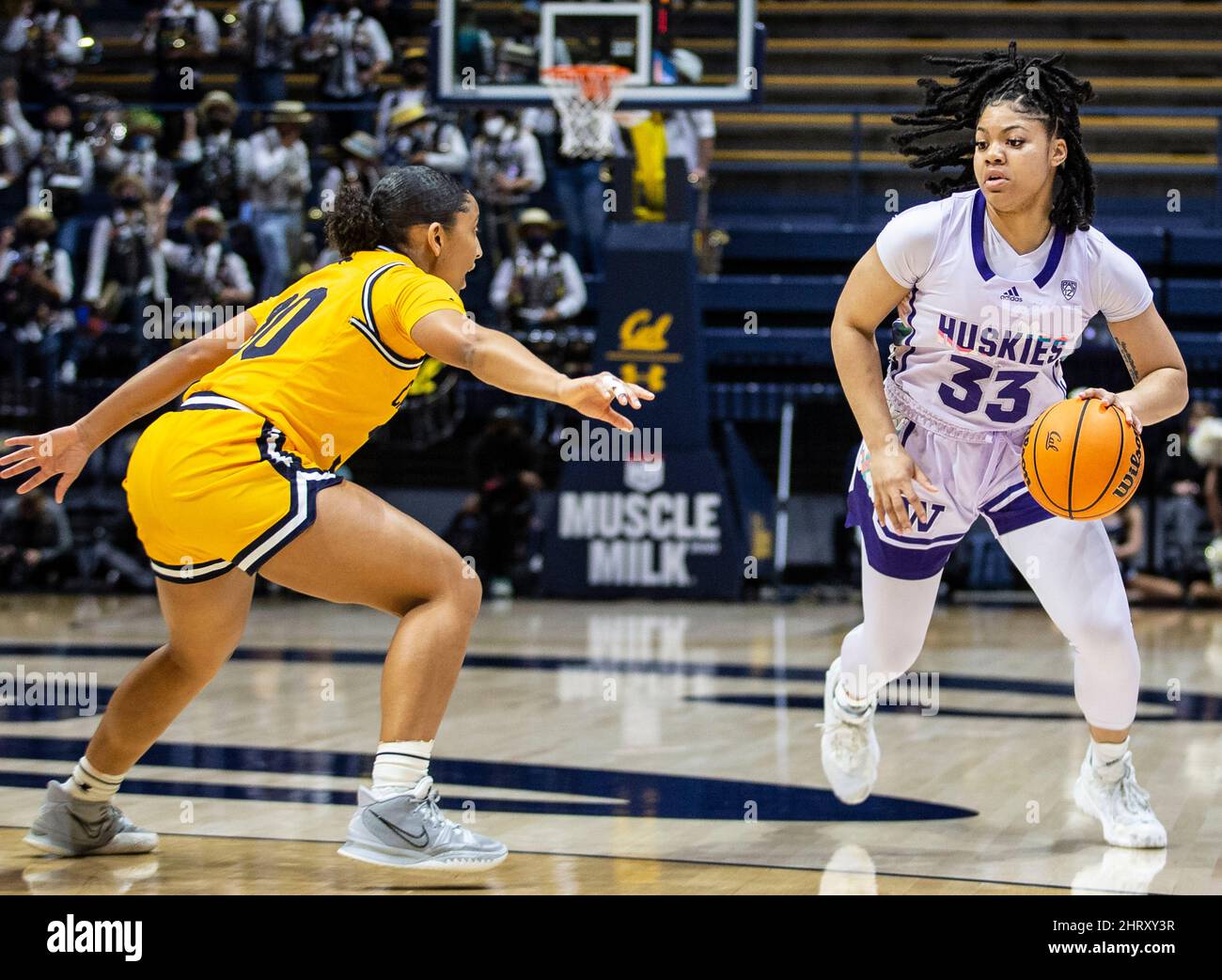 Berkeley, USA. 24.. Februar 2022. A. die Wache von Washington Trinity Oliver (33) bringt den Ball während des NCAA Women's Basketball-Spiels zwischen Washington Huskies und den California Golden Bears auf den Platz. Washington besiegte Kalifornien 61-60 im Hass Pavilion Berkeley Calif. Thurman James/CSM/Alamy Live News Stockfoto