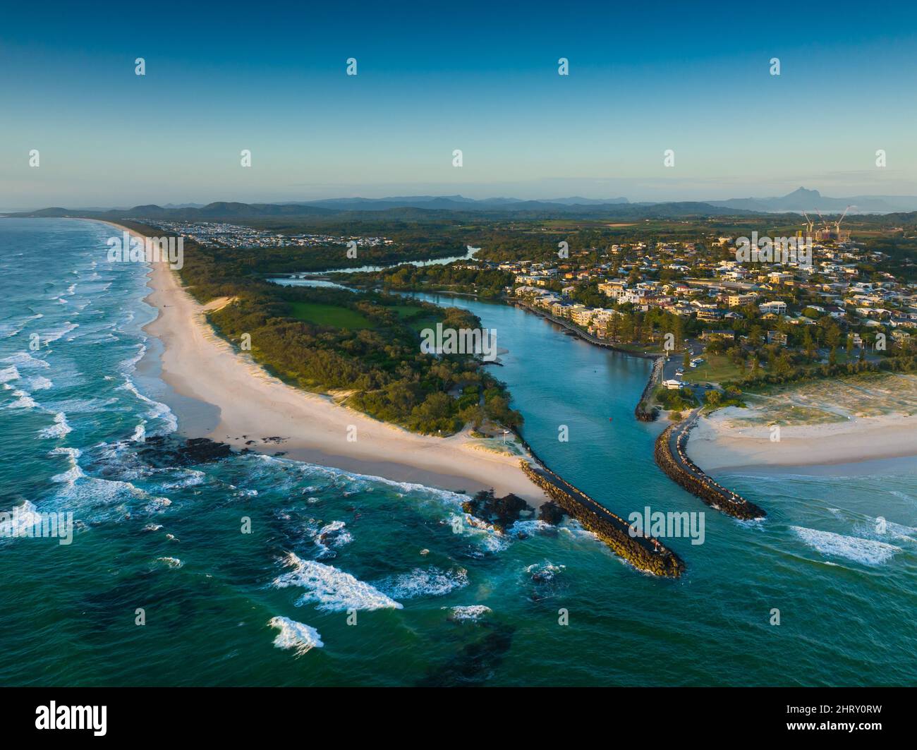 Cudgen Creek bei Kingscliff zeigt das neue Tweed Valley Hospital, das aus dem Hang auftaucht Stockfoto