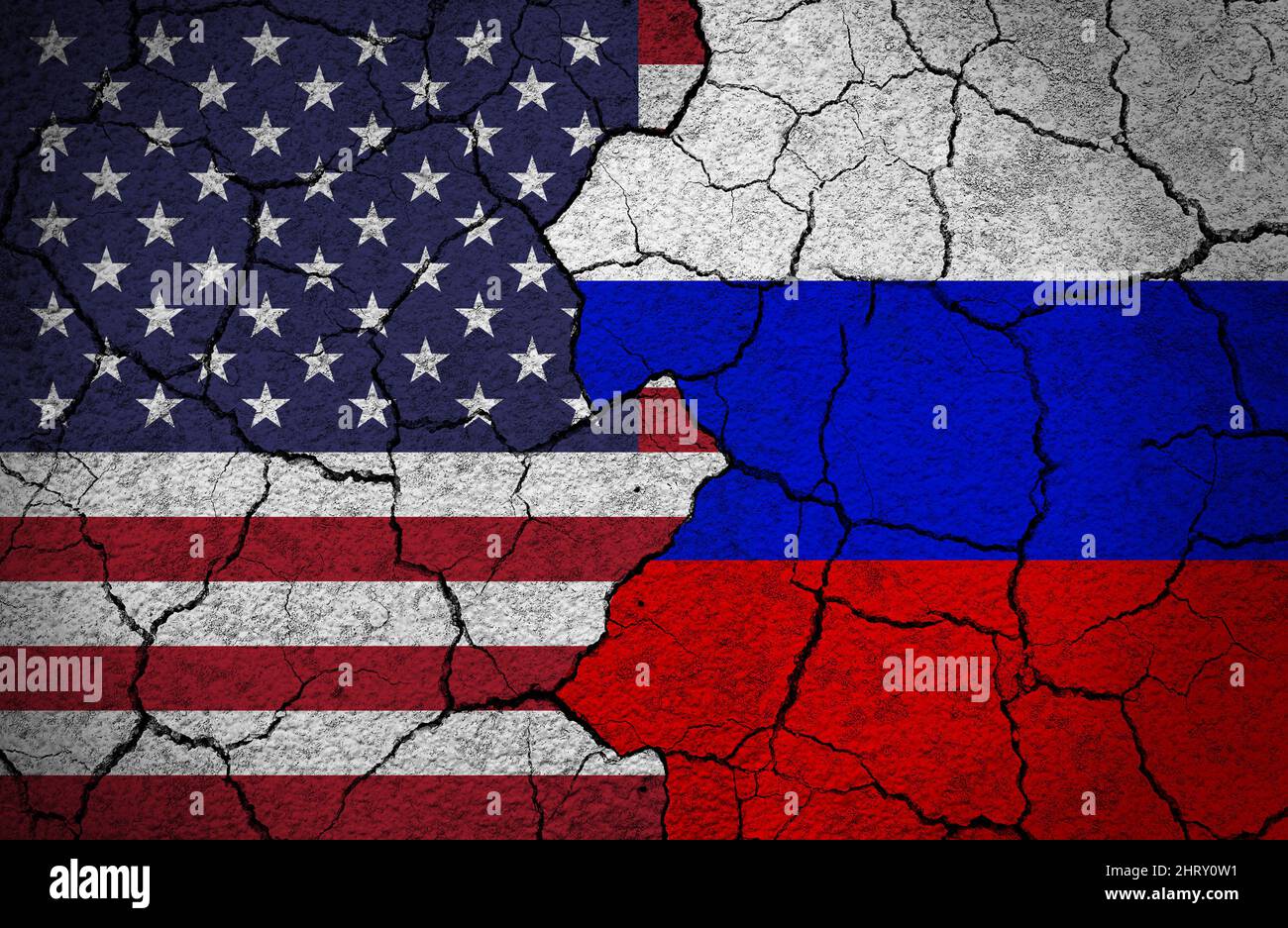 Flaggen der USA und Russlands auf einer Betonwand gemalt. Konzept von Krise, zerbrochenen Beziehungen, Diplomatie. Stockfoto