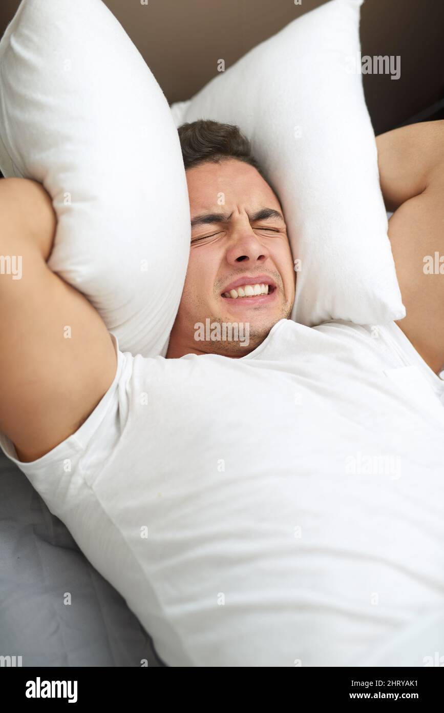 Manchmal ist es am besten, einen eigenen Platz zu haben. Aufnahme eines hübschen jungen Mannes, der seine morgendliche Routine durchläuft. Stockfoto