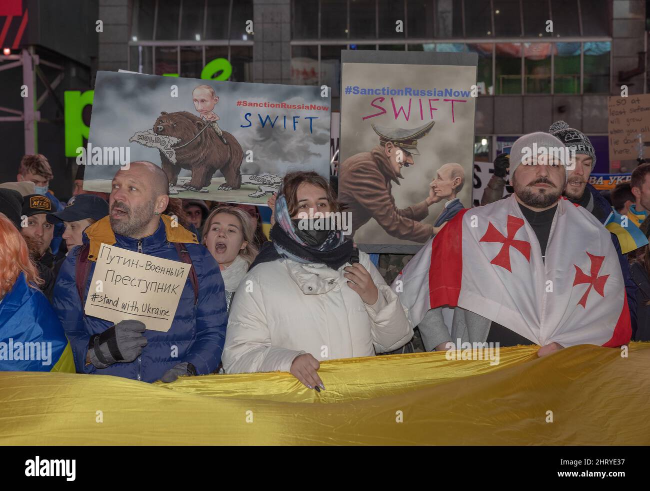 NEW YORK, New York – 25. Februar 2022: Demonstranten demonstrieren auf dem Times Square, um gegen die russische Invasion in der Ukraine zu protestieren. Stockfoto