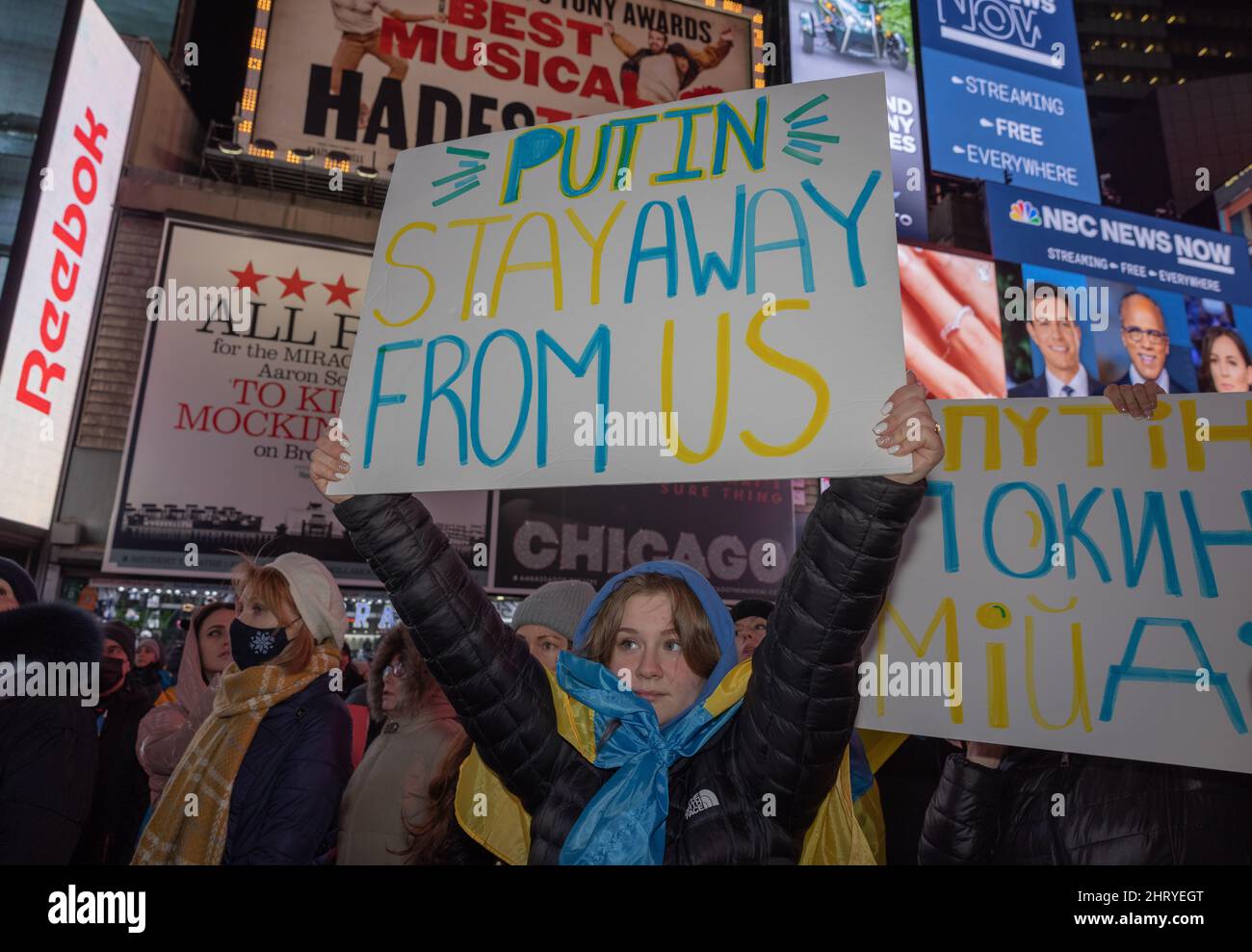 NEW YORK, New York – 25. Februar 2022: Demonstranten demonstrieren auf dem Times Square, um gegen die russische Invasion in der Ukraine zu protestieren. Stockfoto