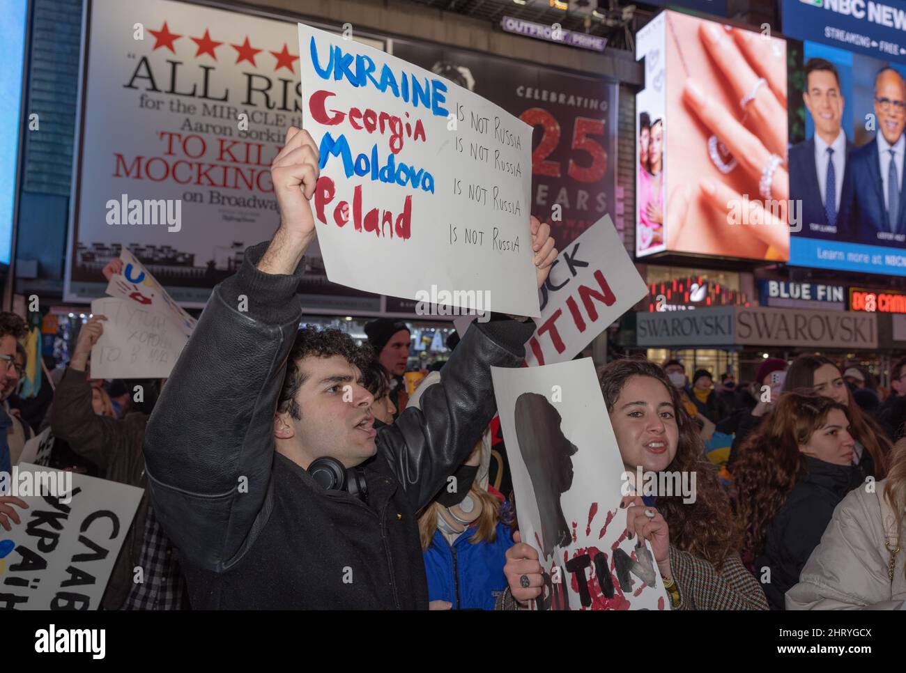 NEW YORK, New York – 25. Februar 2022: Demonstranten demonstrieren auf dem Times Square, um gegen die russische Invasion in der Ukraine zu protestieren. Stockfoto