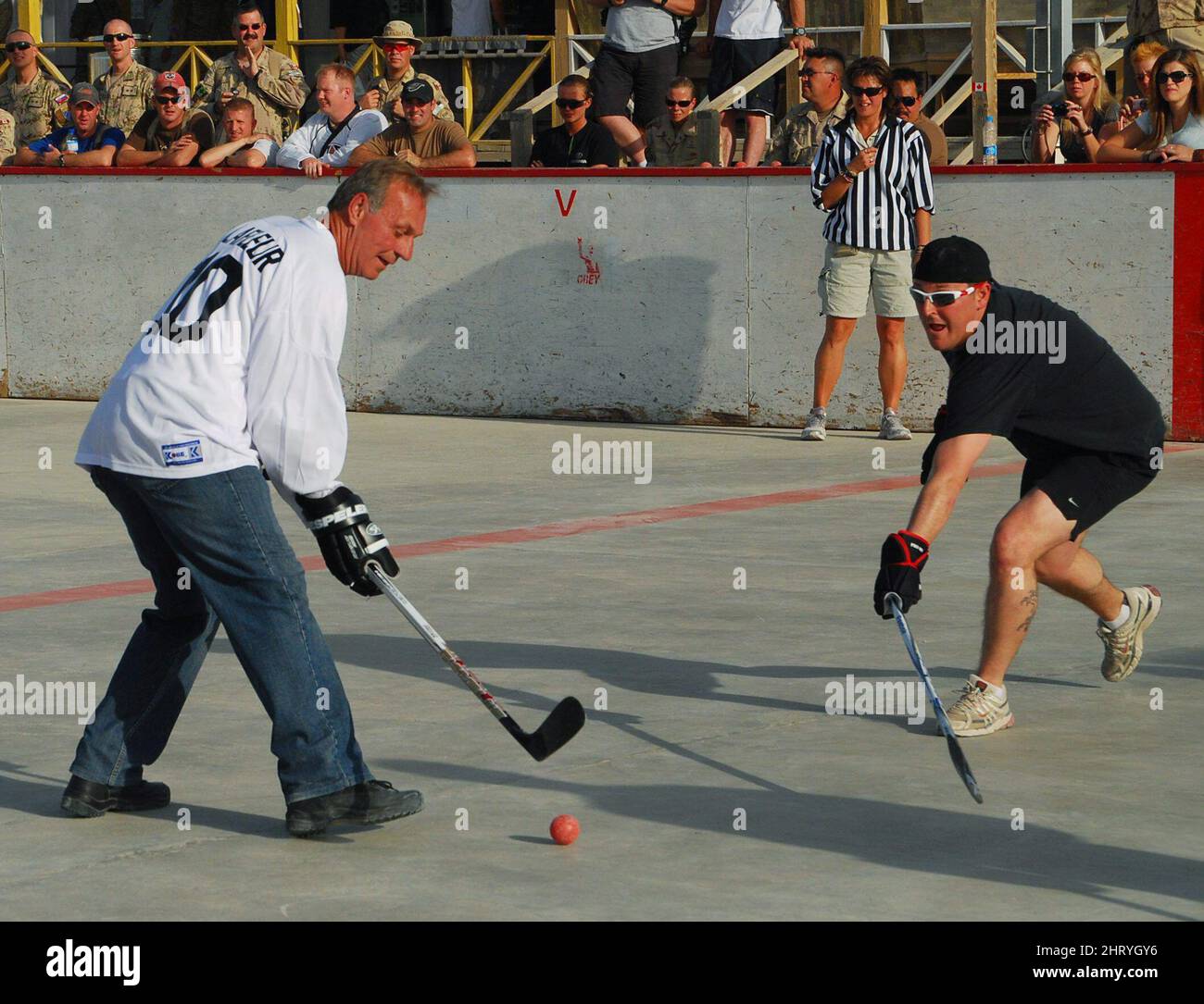 Der ehemalige NHL-Star Guy Lafleur spielt am Donnerstag, den 14. Oktober 2010, mit kanadischen Truppen im Kandahar Airfield, Afghanistan, Ballhockey. DIE KANADISCHE PRESSE/Jonathan Montpetit Stockfoto