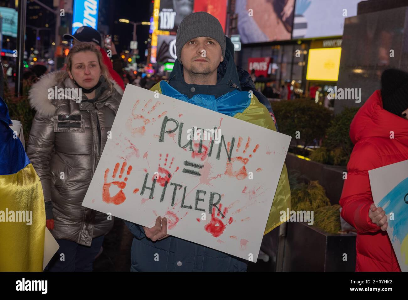 NEW YORK, New York – 25. Februar 2022: Demonstranten demonstrieren auf dem Times Square, um gegen die russische Invasion in der Ukraine zu protestieren. Stockfoto
