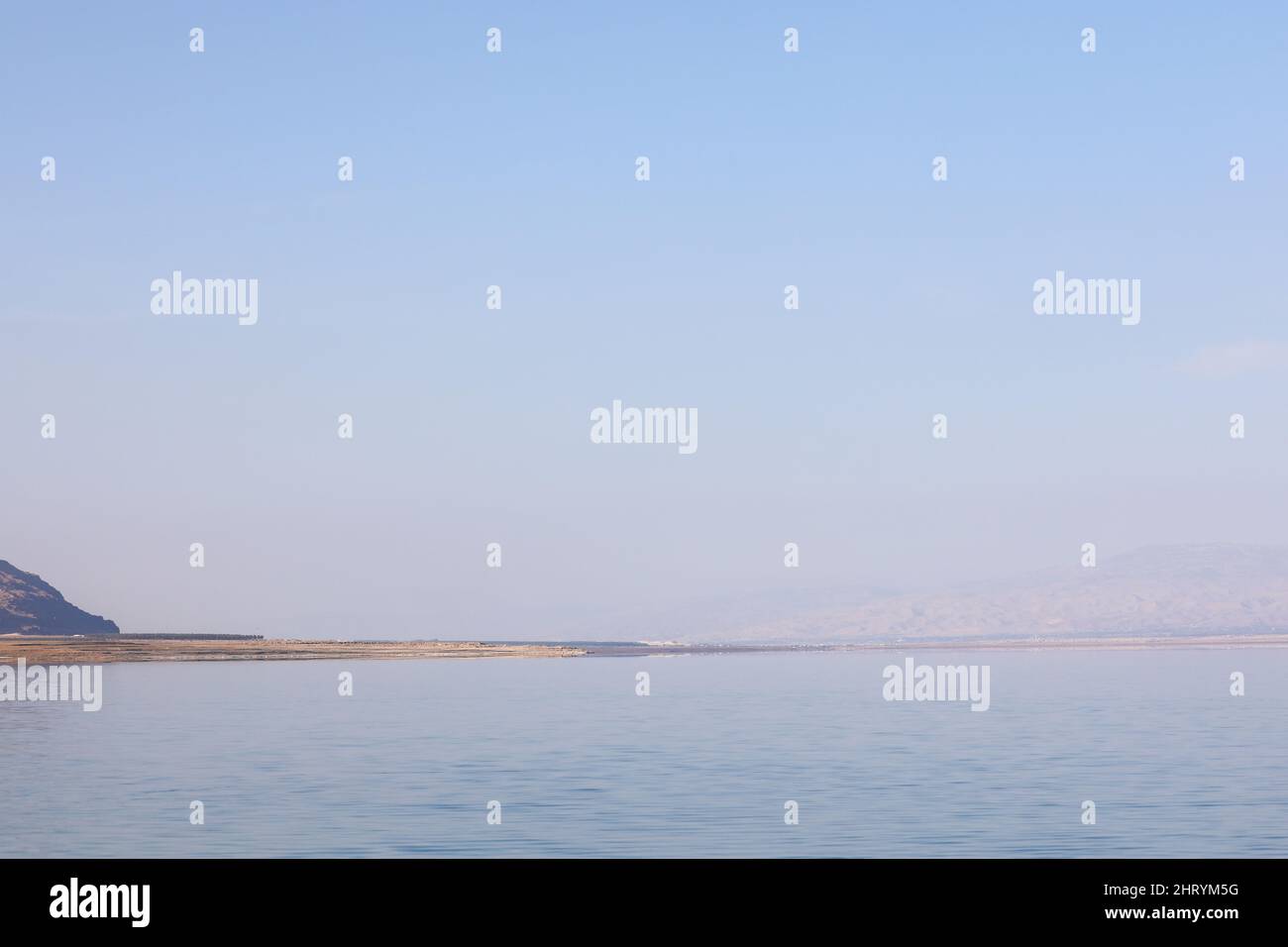 Wunderschöner violetter Sonnenaufgang über der Region des Toten Meeres von der Masada Festung in der Wüste Judaas. Stockfoto