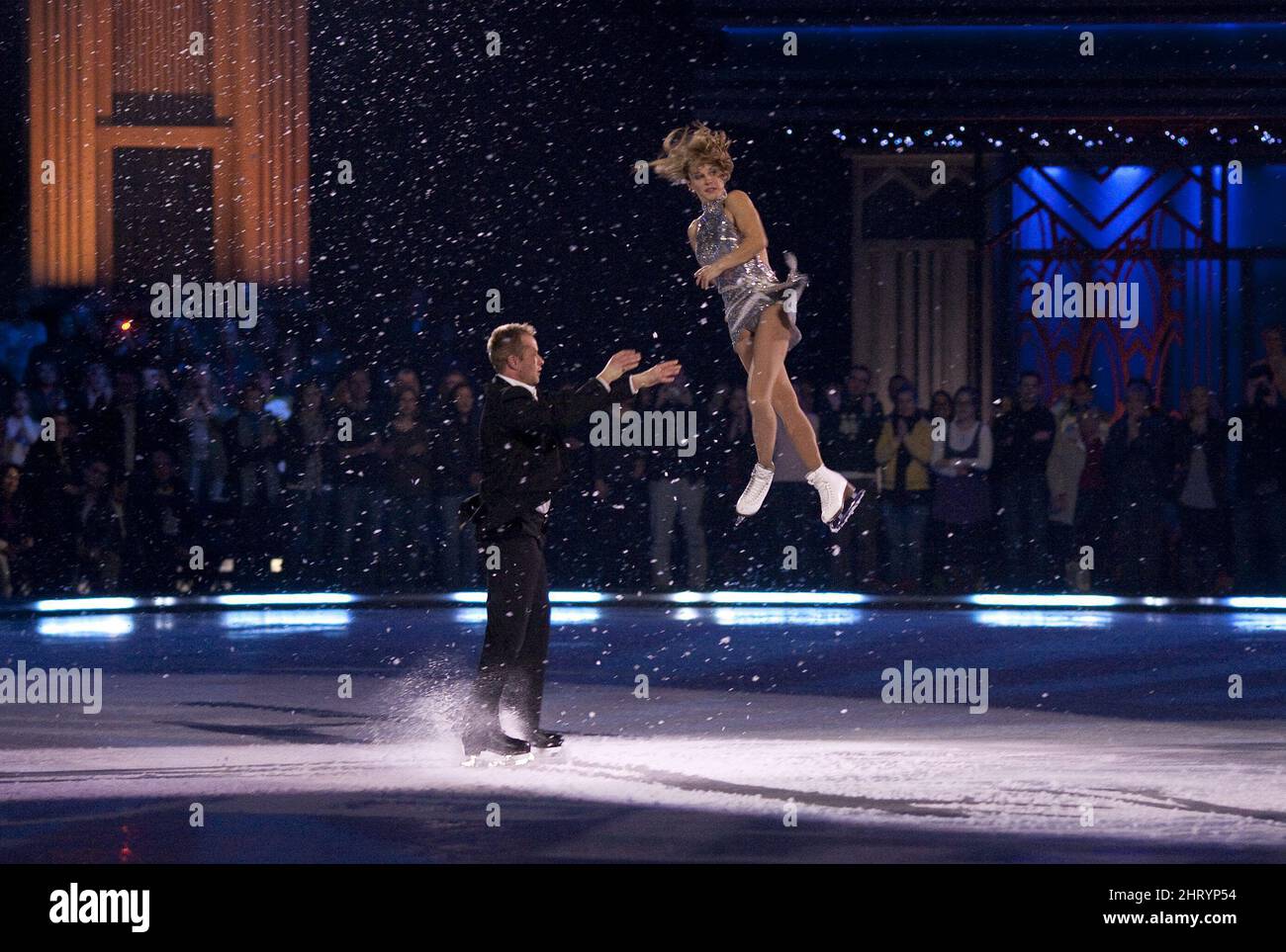 Valeri Bure (links) und Ekaterina Gordeeva gehen auf das Eis, während sie am Montag, den 22. November 2010, den Gewinn des TV-Eistanzwettbewerbs „Battle of the Blades“ in Toronto feiern. DIE KANADISCHE PRESSE/Chris Young Stockfoto
