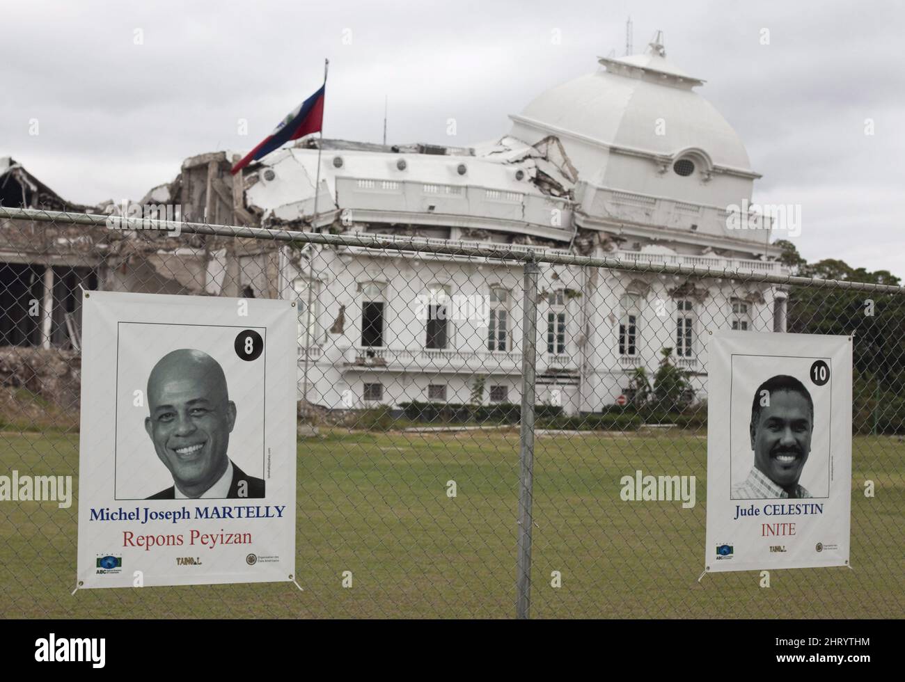 Fotos der Präsidentschaftskandidaten Michel martelly und Jude Celestin sind am Montag, dem 13. Dezember 2010, vor dem zusammengebrochenen Präsidentenpalast in Port-au-Prince zu sehen. Viele Haitianer glauben, dass Wahlmanipulierung und Betrug es Jude Celestin, der protégé des derzeitigen Präsidenten René Préval, erlaubt haben, den populären Sänger Michel Martelly für einen Platz in einer Stichwahl im Januar zu schlagen. DIE KANADISCHE PRESSE/Paul Chiasson Stockfoto